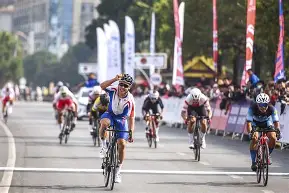 九游-自行车杯赛上演强强对话，燕赵犀牛队绝杀塞北飞鹰队，多点开花奏效；边后卫成为亮点的简单介绍