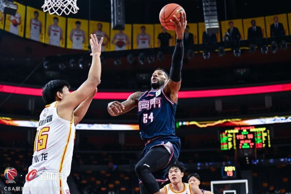 九游会- F1赛场再起风云：关东风暴队小胜皖南烈马队，脚步移动更到位防守强度拉满