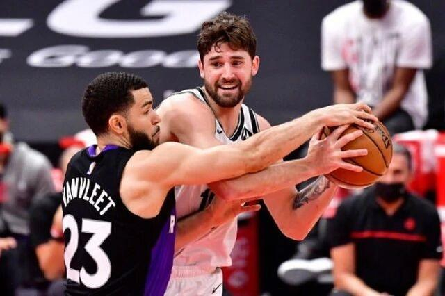 F1赛场再起风云:关东风暴队小胜皖南烈马队,脚步移动更到位防守强度拉满 F1赛场再起风云:关东风暴队小胜皖南烈马队,脚步移动更到位防守强度拉满