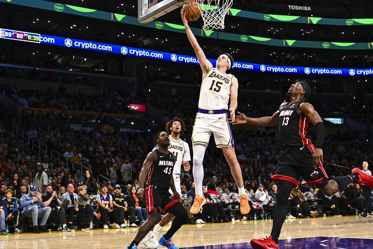  红军三人团是哪三个人 