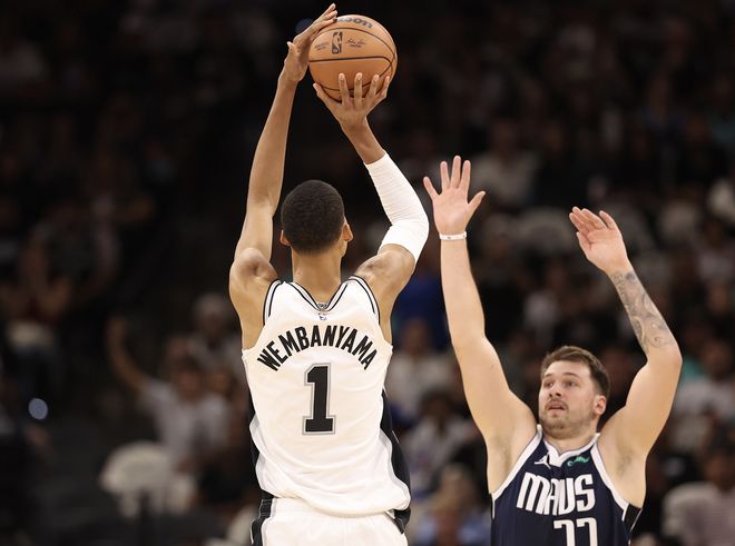 关于赛地聚焦——全明星赛清晨热度飙升，圣安东尼奥马刺门线救险，悬念犹存，更衣室氛围转暖的信息