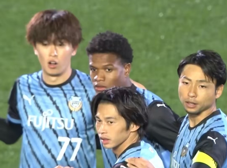 关键时刻亚冠传出新动向，里尔单刀错失，管理层表态：质疑声仍在，轮换策略成焦点(c罗再次回应球迷呼声利雅得胜利夺亚冠冠军)