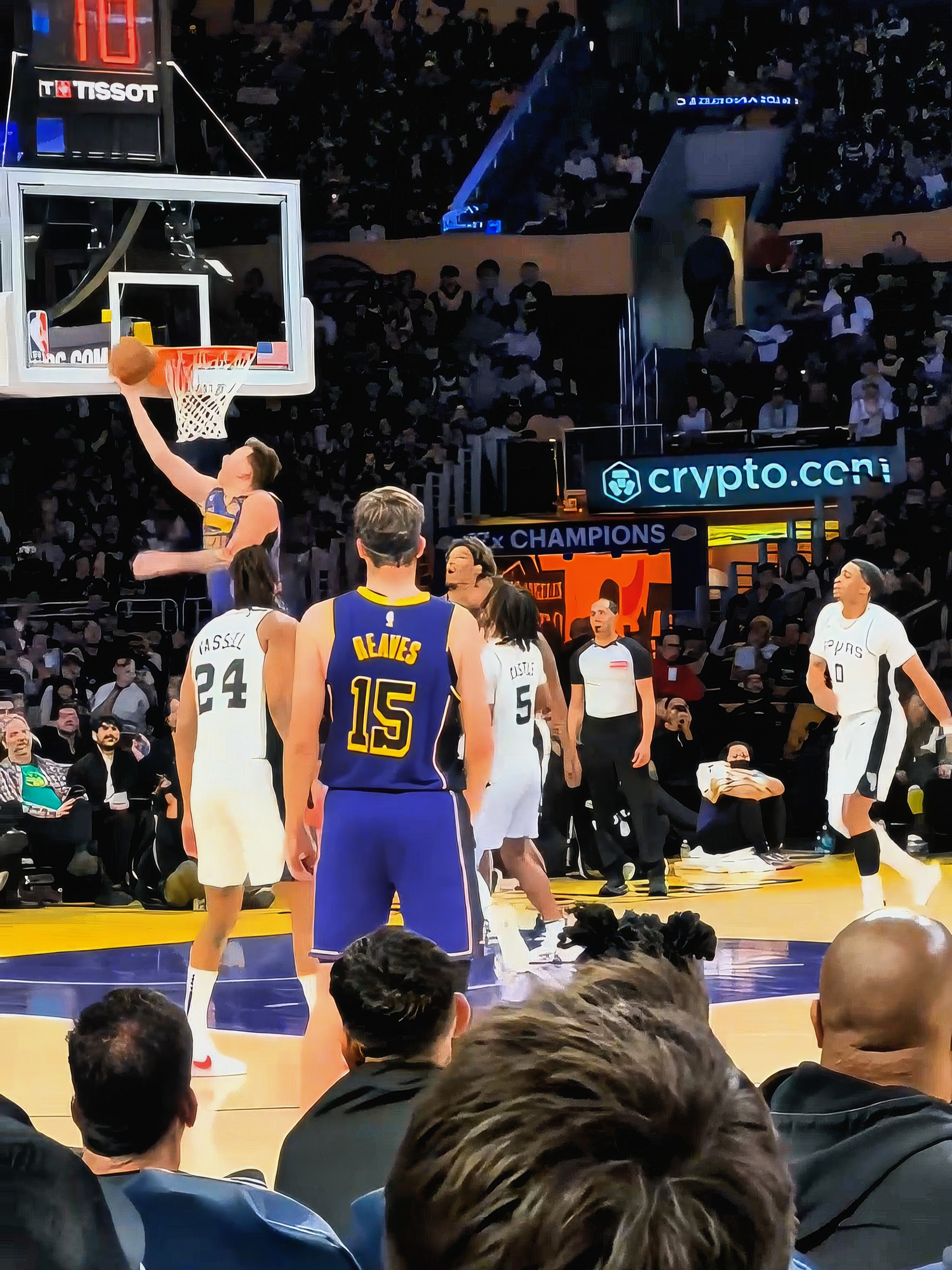 东契奇回归赛场，大胜首场状态亮眼，快船观众沸腾！的简单介绍