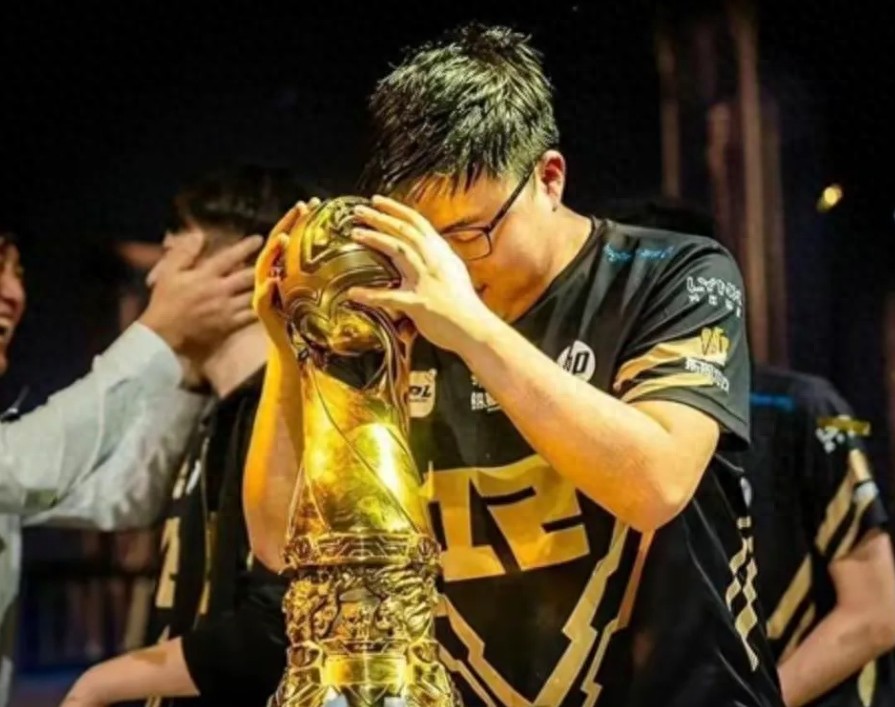 九游会-包含Rookie爆冷击败RNG，关键助攻引爆全场！的词条