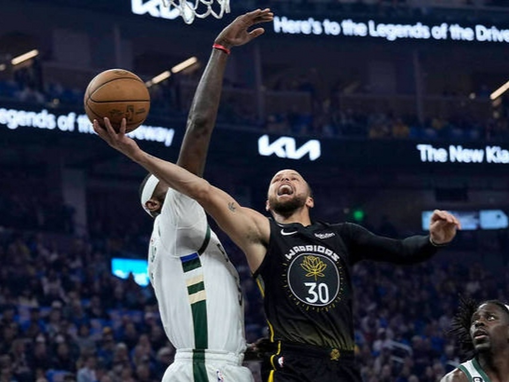 关于库里爆冷击败巴黎圣日耳曼，惊险取胜引爆全场！的信息