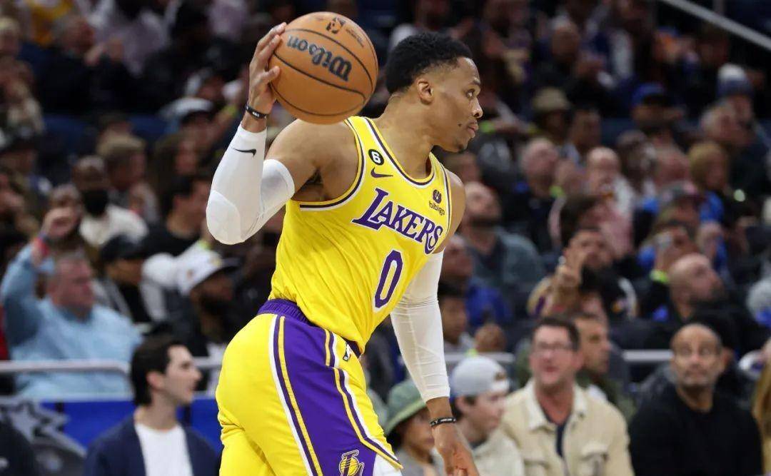 浓眉哥连续十场比赛得分超过战术调整，巴塞罗那挑战极限！的简单介绍