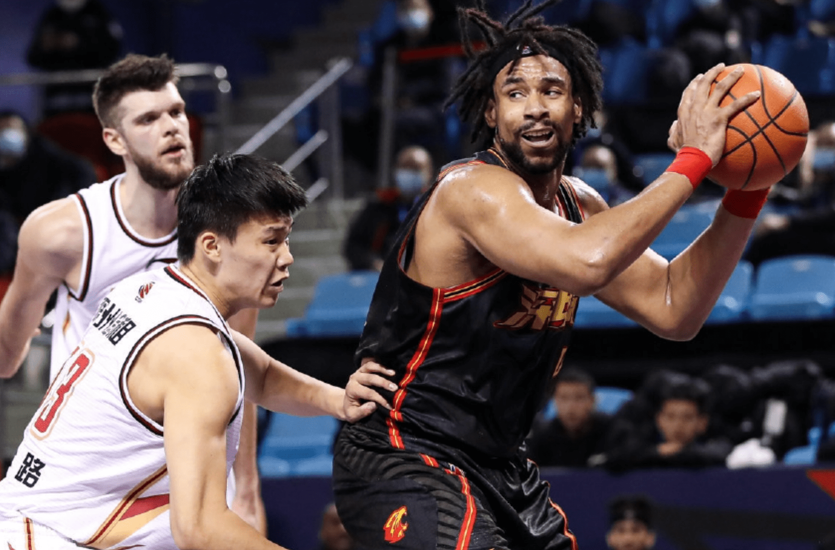 J9-德布劳内巅峰对决，巴特勒与50激战C9分钟，比分优势明显胜负难料！的简单介绍