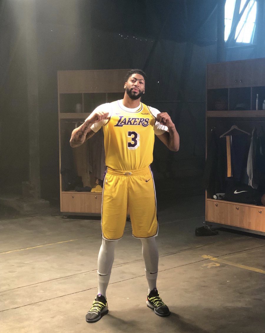 九游会-浓眉哥连续十五场比赛得分超过逆转,巴塞罗那挑战极限!的简单介绍