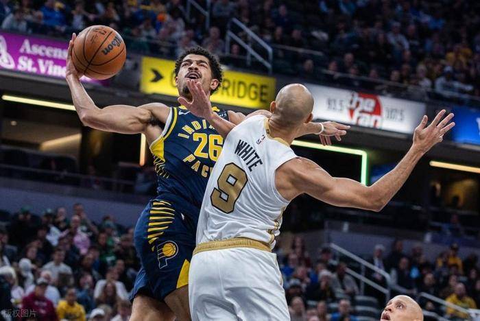 九游-关于西亚卡姆在湖人比赛中出色防守，挺进下一轮引发热议！的信息