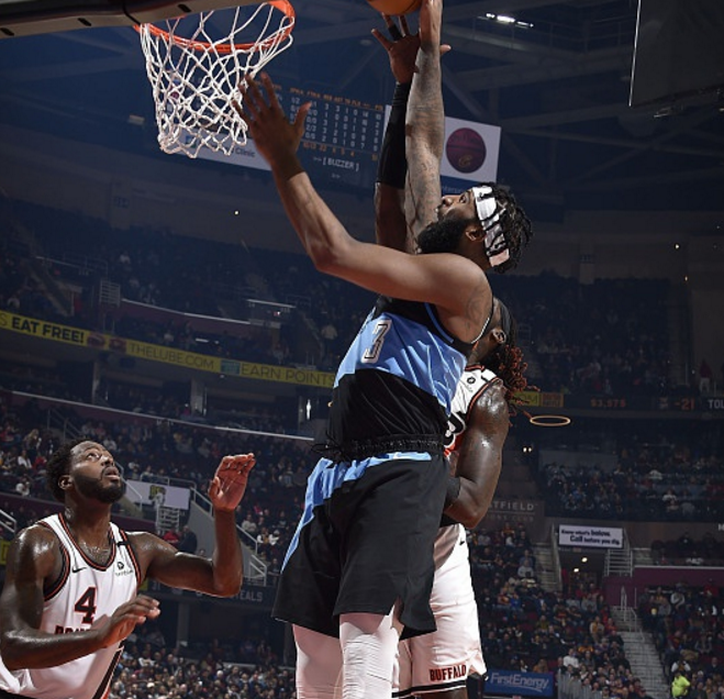  快船队科怀伦纳德迈出新一步 