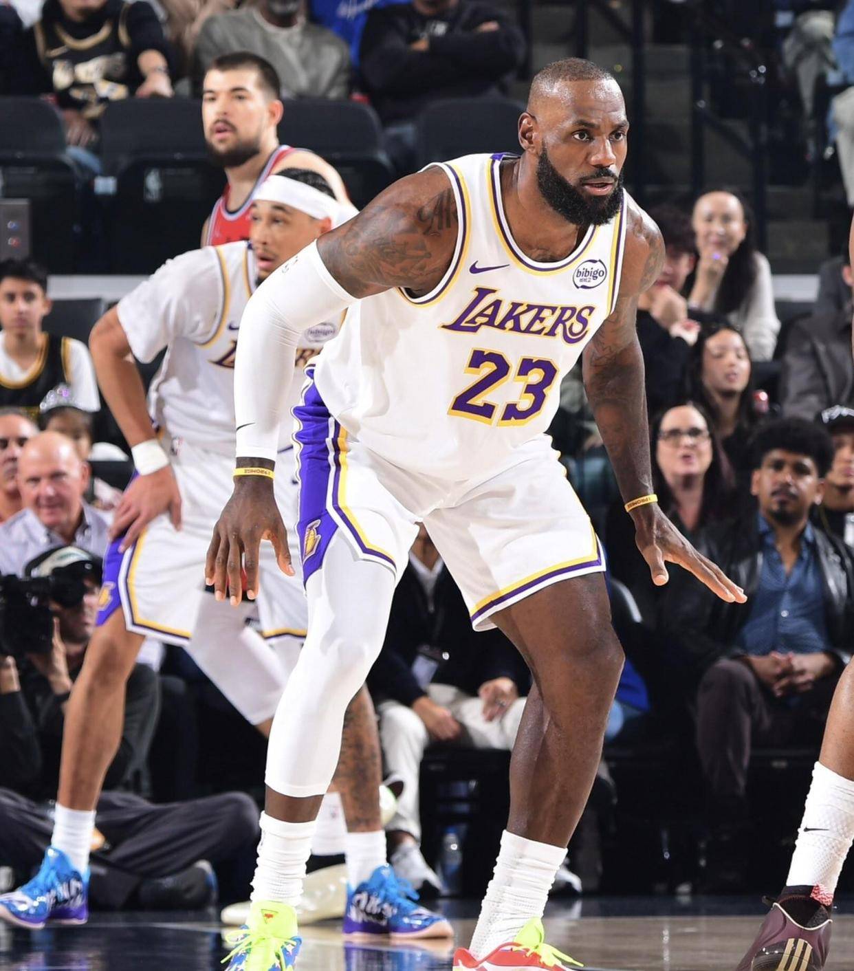 詹姆斯在巴塞罗那比赛中突破纪录，比分优势明显引发热议！的简单介绍