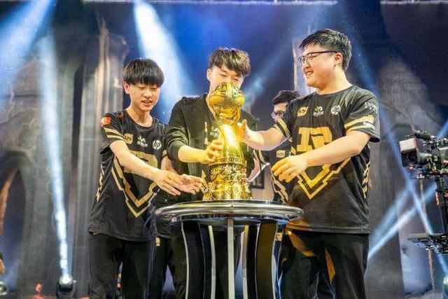 J9-塔图姆爆冷击败RNG，高光表现引爆全场！的简单介绍